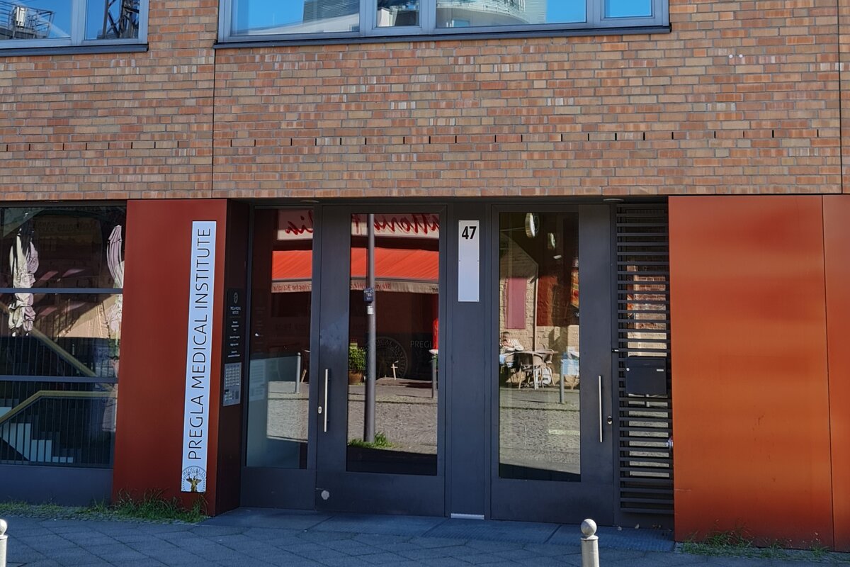 Praxiseingang in der Joachim-Karnatz-Allee 47